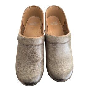 Dansko Womens Professional Clogs Waxy Stone Distressed Leather Mushroom Olive